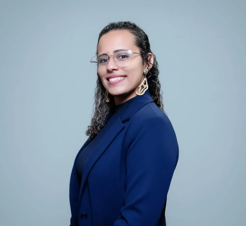 Foto profissional da psicóloga Tais Barbosa